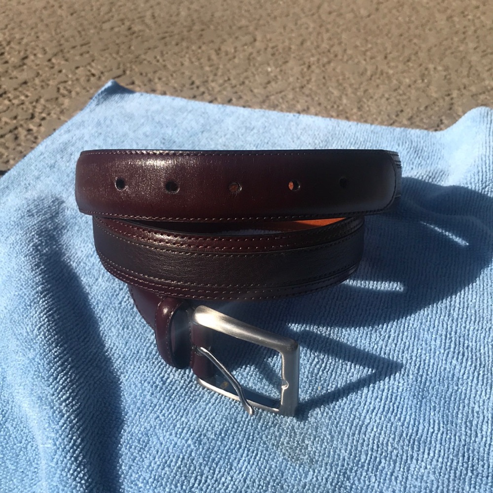 Johnston & Murphy 32/W leather used belt. Reddish brown tones